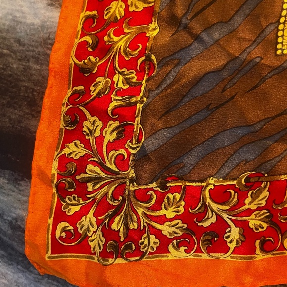 Adrienne Vittadini Vintage Tropical Pattern Silky Scarf (90cmx90cm) - Picture 5 of 5